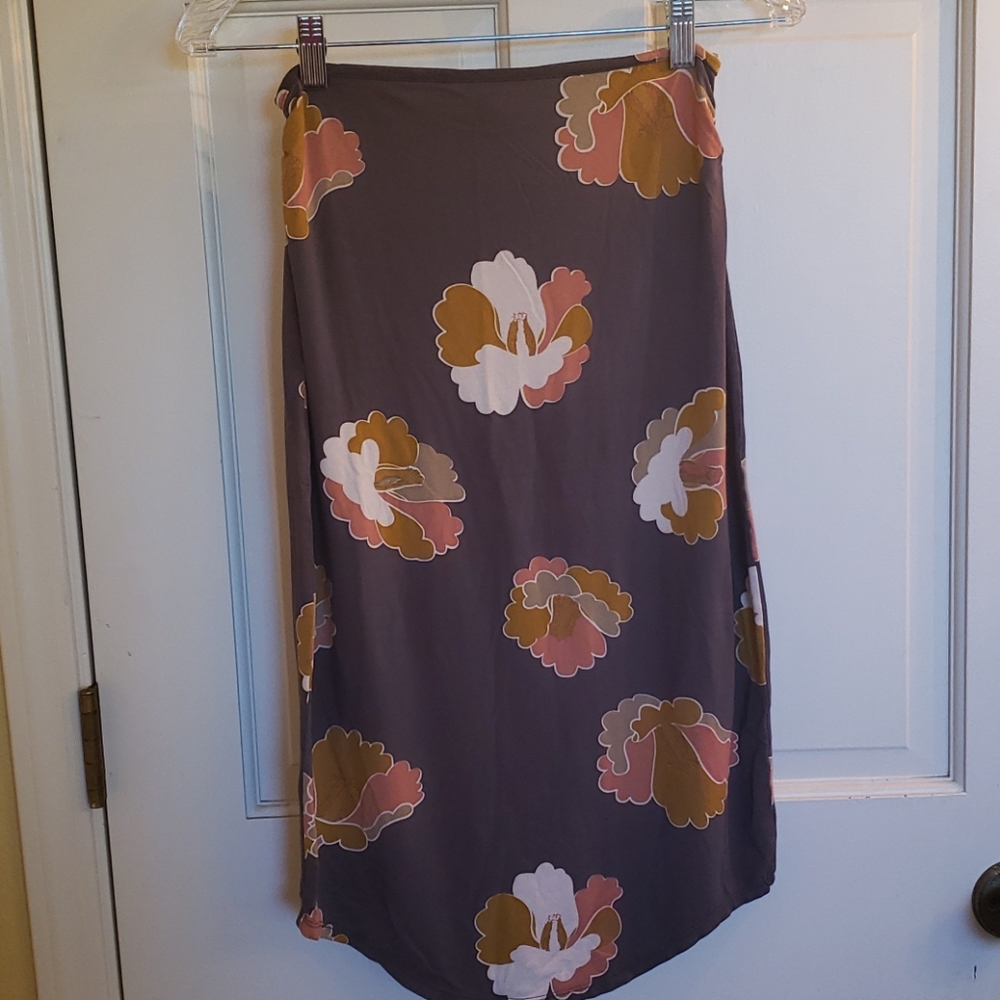 Chic Floral Pencil Skirt in Gray and Pink